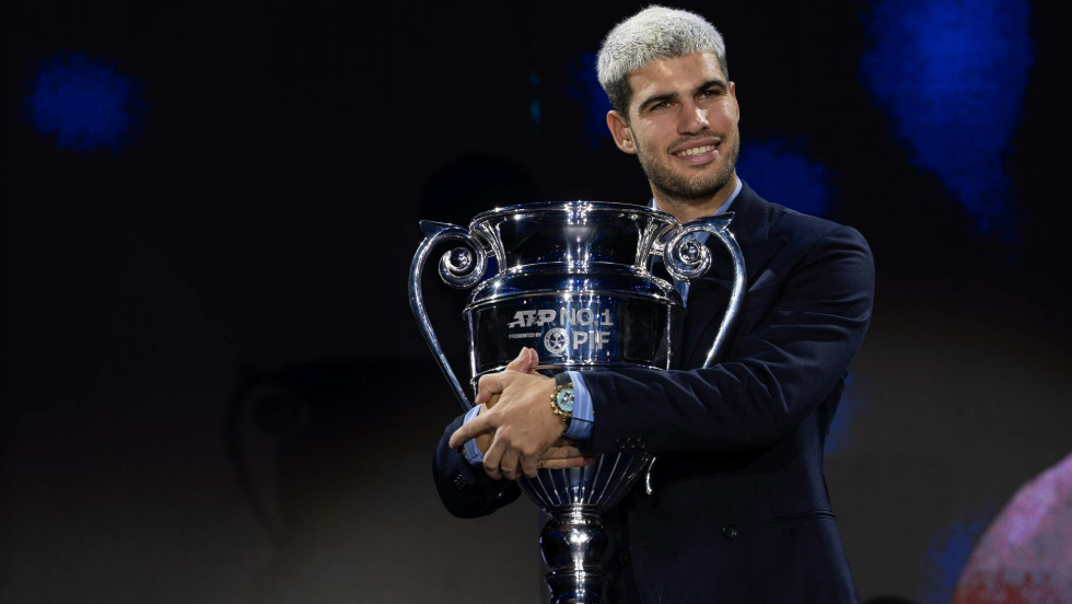 Carlos Alcaraz posa con el trofeo que lo acredita como número uno del mundo. Carlos Alcaraz posa con el trofeo que lo acredita como número uno del mundo.