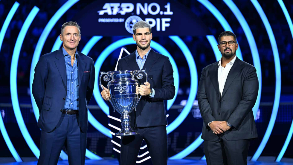 Andrea Gaudenzi, presidente de la ATP y Mohamed Alsayyad, jefe de marca y asesoramiento estratégico de PIF, junto a Carlos Alcaraz con el trofeo ATP Year-End No. 1 presented by PIF.