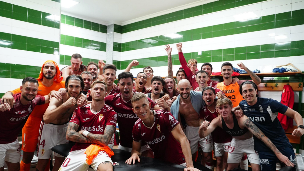 La plantilla del Real Murcia celebra la victoria en el Luis del Sol.
