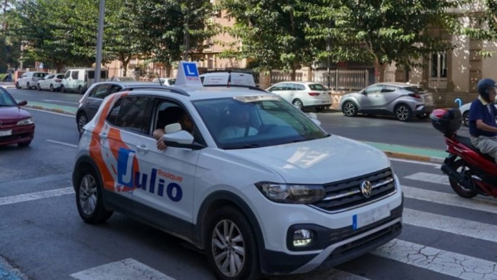 Un coche de autoescuela por Cartagena - AYUNTAMIENTO DE CARTAGENA - Archivo Un coche de autoescuela por Cartagena - AYUNTAMIENTO DE CARTAGENA - Archivo