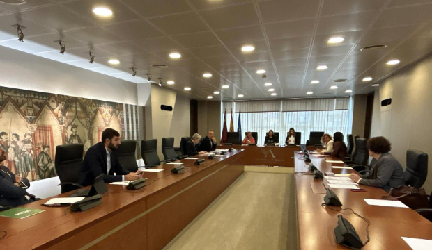 La Junta de Portavoces ordena la actividad parlamentaria. La Junta de Portavoces ordena la actividad parlamentaria.