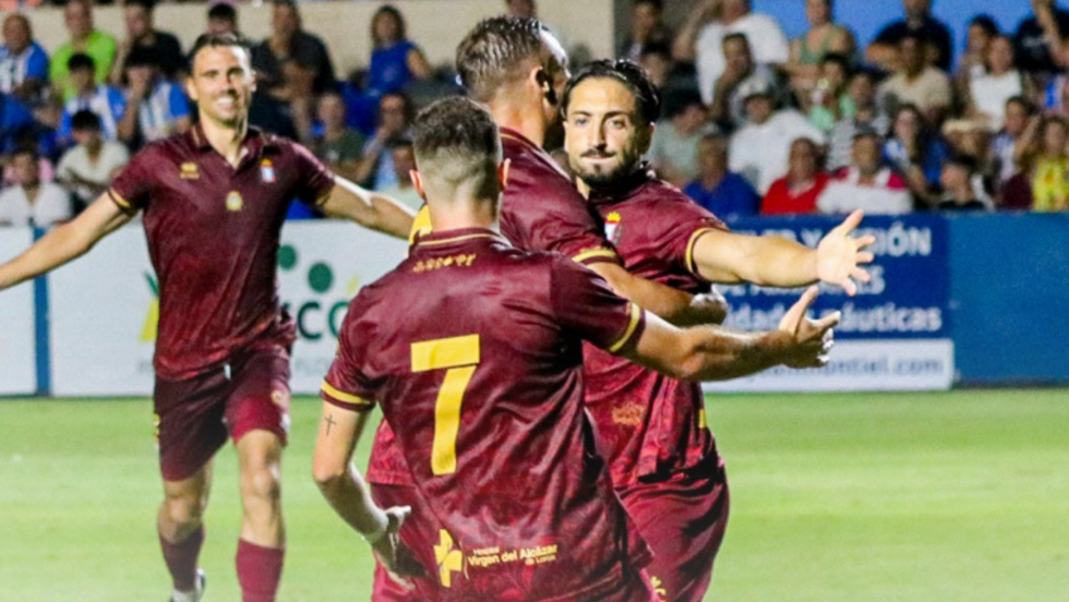 Los jugadores del Lorca Deportiva celebran un tanto.