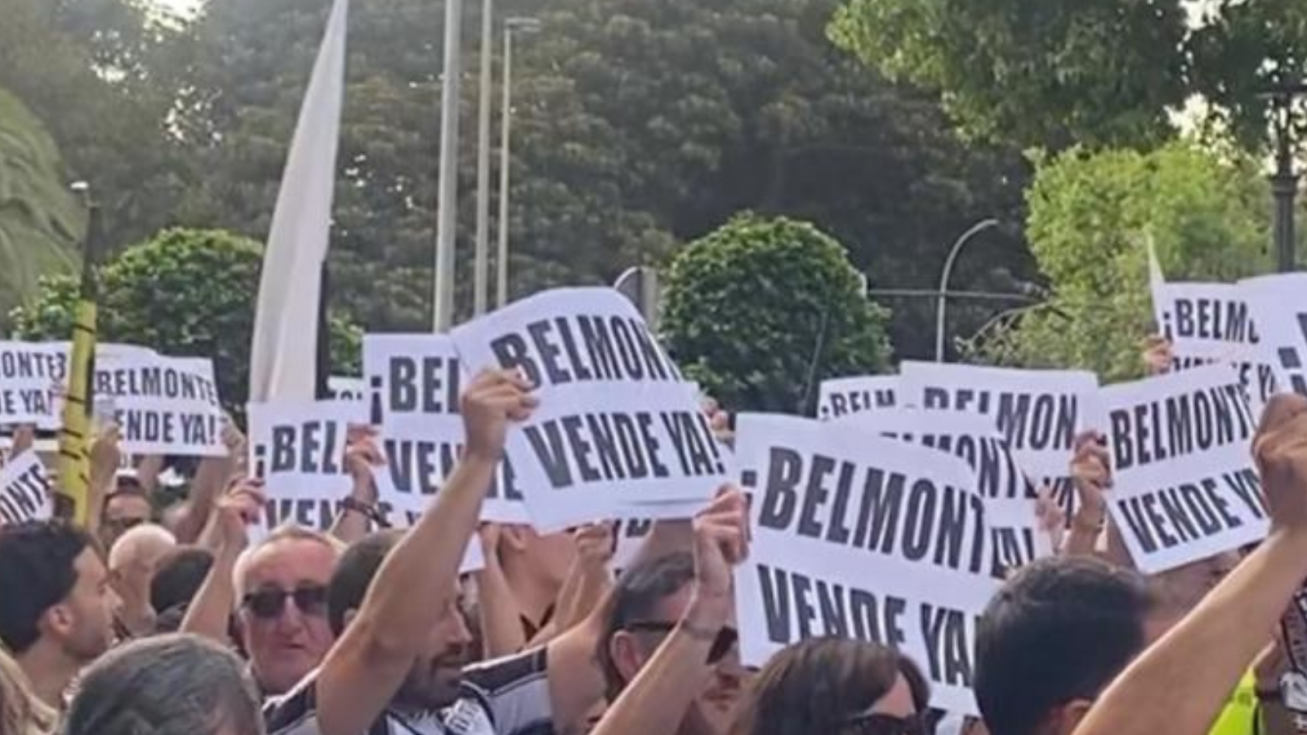 Aficionados del FC Cartagena en la manifestaci&oacute;n del pasado julio