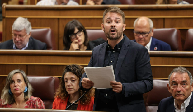 El diputado de Compromís integrado en Sumar, Alberto Ibáñez, interviene durante una sesión de control al Gobierno en el Congreso. El diputado de Compromís integrado en Sumar, Alberto Ibáñez, interviene durante una sesión de control al Gobierno en el Congreso.