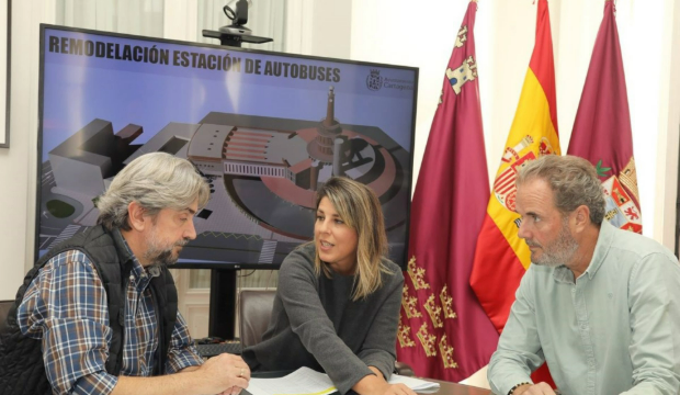 La alcaldesa revisando con los t&eacute;cnicos el proyecto de reforma parcial de la Estaci&oacute;n de Autobuses de Cartagena.