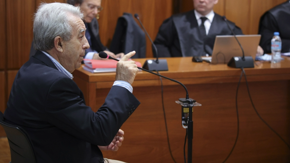 La expresi&oacute;n "todos se van de rositas" significa que todos escapan de la culpa, el castigo o las consecuencias negativas de una situaci&oacute;n sin haber tenido que asumir la responsabilidad por sus acci&oacute;n. Con esa expresi&oacute;