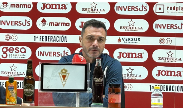 Adrián Colunga en rueda de prensa tras su renovación Adrián Colunga en rueda de prensa tras su renovación