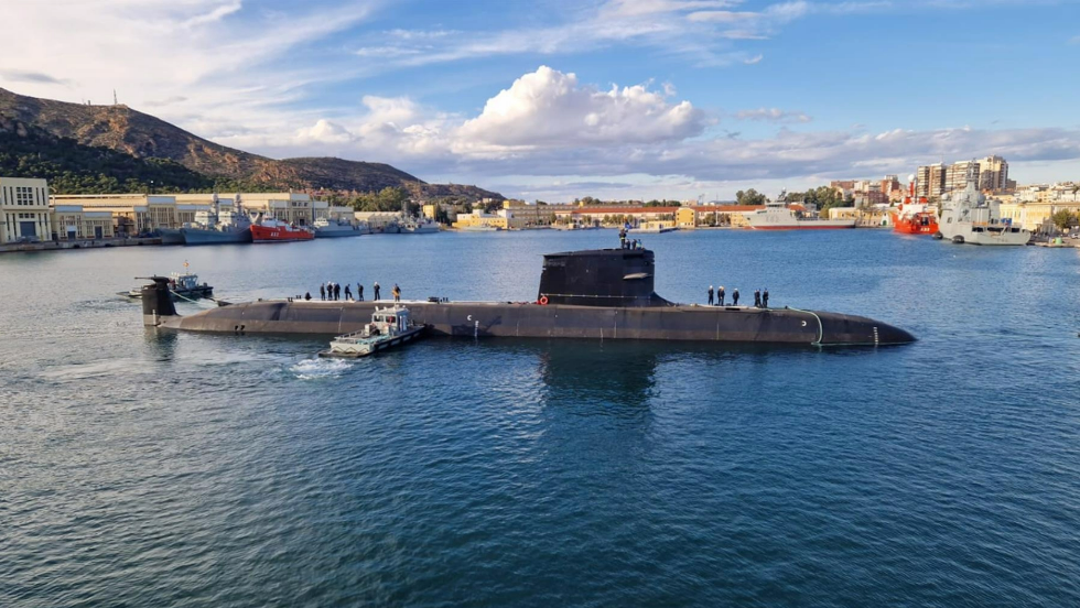 El submarino S-82 'Narciso Monturiol' en aguas de Cartagena.
