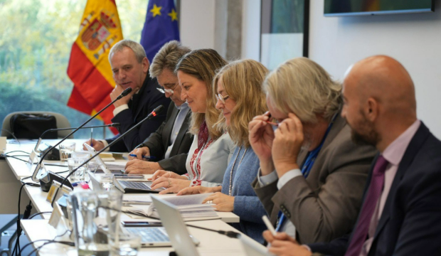 La secretaria de Estado de Funci&oacute;n P&uacute;blica, Consuelo S&aacute;nchez Naranjo, en una reuni&oacute;n con CCOO, UGT y CSIF para abordar la mejora salarial y laboral de los trabajadores p&uacute;blicos.