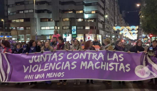 Integrantes de la Asamblea Feminista de la Regi&oacute;n portan la pancarta de cabecera de la manifestaci&oacute;n por el 25N en Murcia.