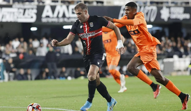 El delantero Alfredo Ortuño durante un encuentro ante el Valencia. El delantero Alfredo Ortuño durante un encuentro ante el Valencia.