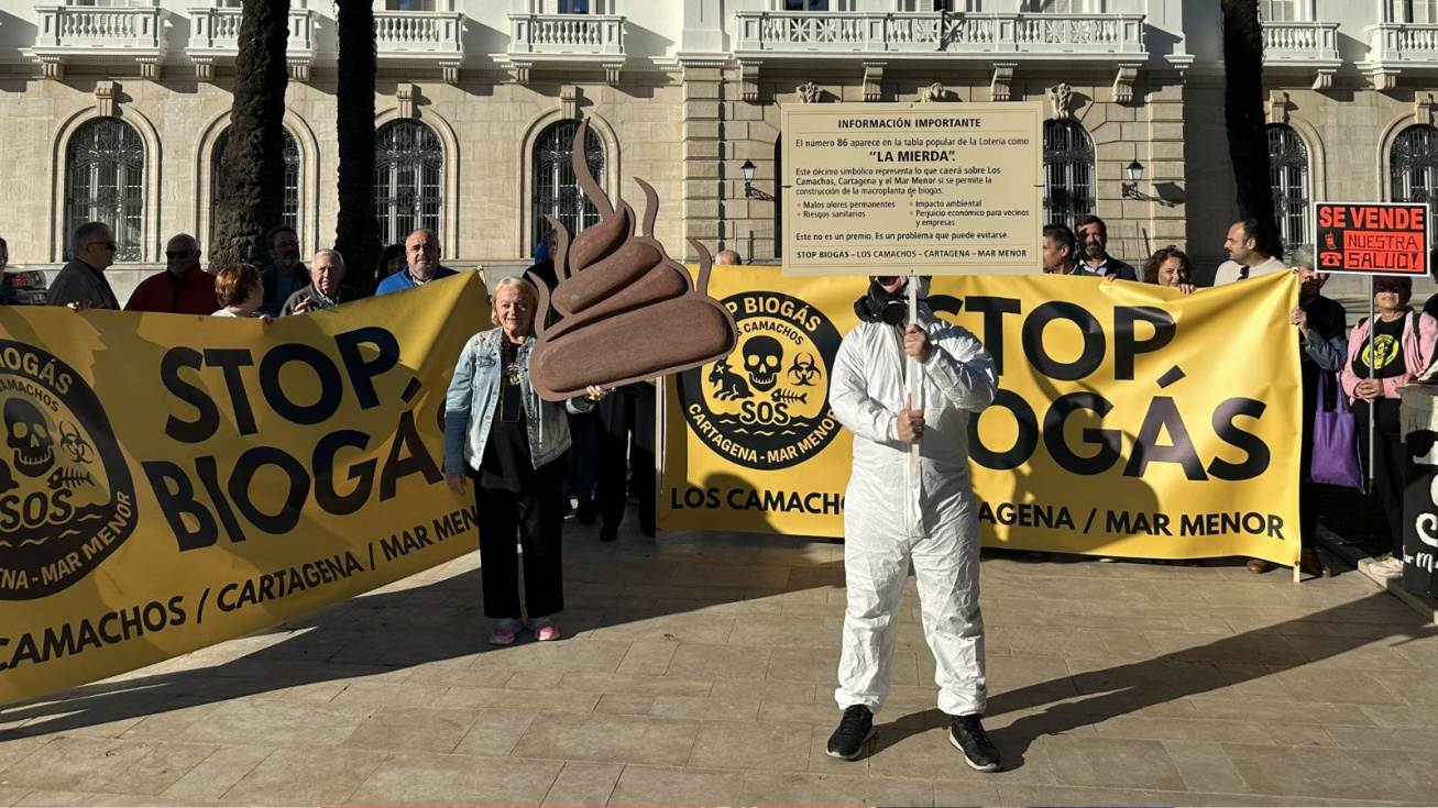 Concentración contra la planta de biogás a las puertas de la Autoridad Portuaria Concentración contra la planta de biogás a las puertas de la Autoridad Portuaria