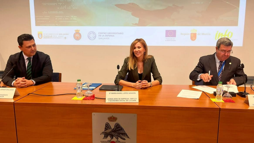 La consejera de Empresa, Empleo y Economía Social, Marisa López Aragón, junto con el alcalde de San Javier, José Miguel Luengo y el director de la CUD-AGA, Nicolás Madrid durante la firma del protocolo. La consejera de Empresa, Empleo y Economía Social, Marisa López Aragón, junto con el alcalde de San Javier, José Miguel Luengo y el director de la CUD-AGA, Nicolás Madrid durante la firma del protocolo.