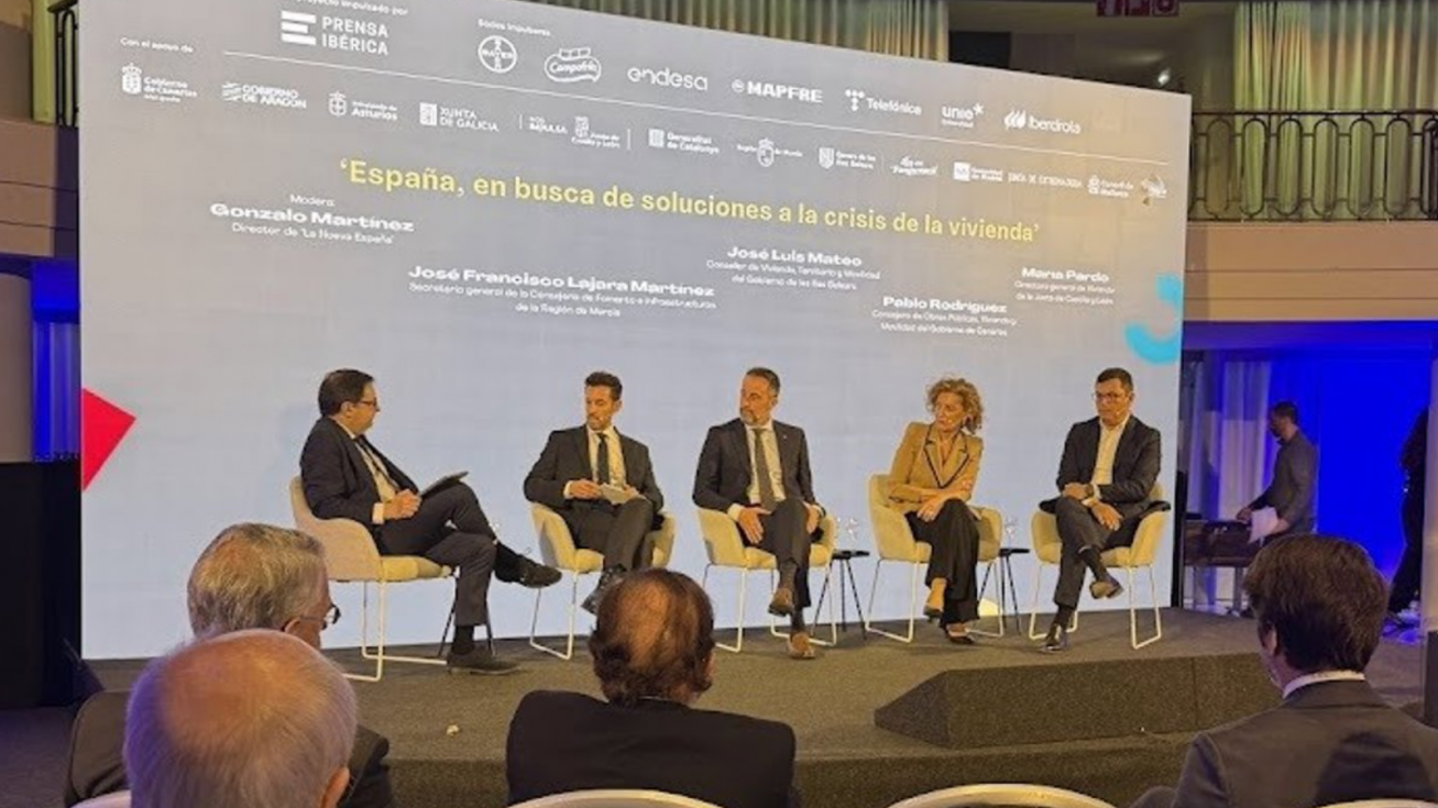 El secretario general de la Consejer&iacute;a de Fomento e Infraestructuras, Jos&eacute; Francisco Lajara (2&ordm; izqda), durante su intervenci&oacute;n en la mesa redonda &lsquo;Espa&ntilde;a en busca de soluciones a la crisis de la vivienda&rsquo;, en 