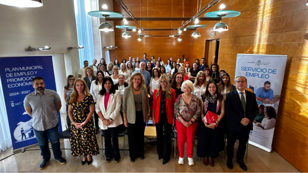 Murcia recibe el premio a la Mejor Iniciativa de Empleo de la Región. Murcia recibe el premio a la Mejor Iniciativa de Empleo de la Región.