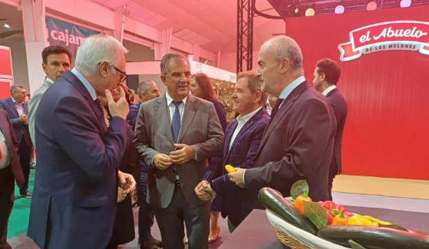 El consejero de Medio Ambiente, Universidades, Investigación y Mar Menor, Juan María Vázquez, durante la inauguración junto con el alcalde de Torre Pacheco, Pedro Ángel Roca, el certamen 'HORTIFRUIT 2025'. El consejero de Medio Ambiente, Universidades, Investigación y Mar Menor, Juan María Vázquez, durante la inauguración junto con el alcalde de Torre Pacheco, Pedro Ángel Roca, el certamen 'HORTIFRUIT 2025'.