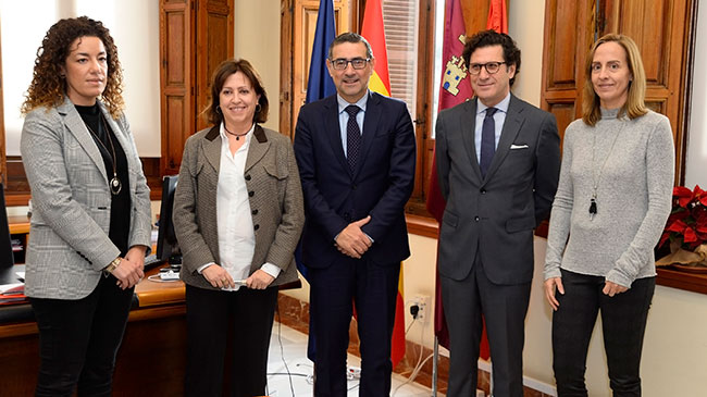 De izq. a dcha. Cristina L&oacute;pez de Rodas, Directora de comunicaci&oacute;n del TSJ; Mar&iacute;a Dolores Abell&aacute;n, responsable de RSC en las administraciones p&uacute;blicas de la C&aacute;tedra de RSC de la UMU; Jos&eacute; Luj&aacute;n, rect
