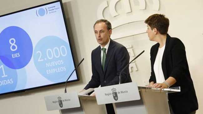 Javier Celdr&aacute;n y la consejera Portavoz, Noelia Arroyo