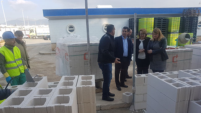 El director general de Puertos, Jos&eacute; Ram&oacute;n D&iacute;ez de Revenga, y la alcaldesa de Mazarr&oacute;n, Alicia Jim&eacute;nez, visitan las obras del puerto de Mazarr&oacute;n.
