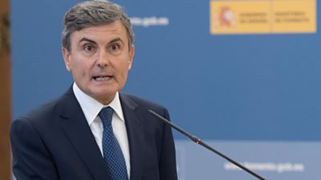 Pedro Saura respondiendo las preguntas de los medios de comunicaci&oacute;n.