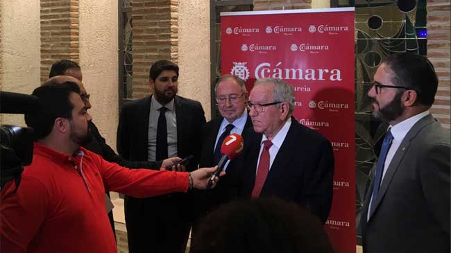 Pedro Garc&iacute;a Balibrea atiende a los medios antes del acto
