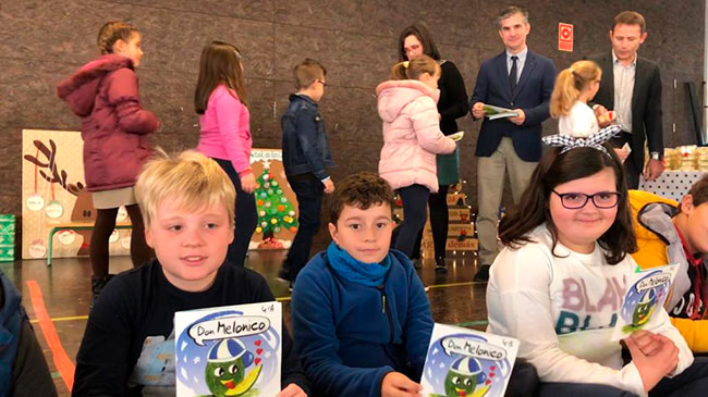 Alumnos del colegio Nuestra Se&ntilde;ora del Rosario reciben el cuento &lsquo;Don Melonico'.