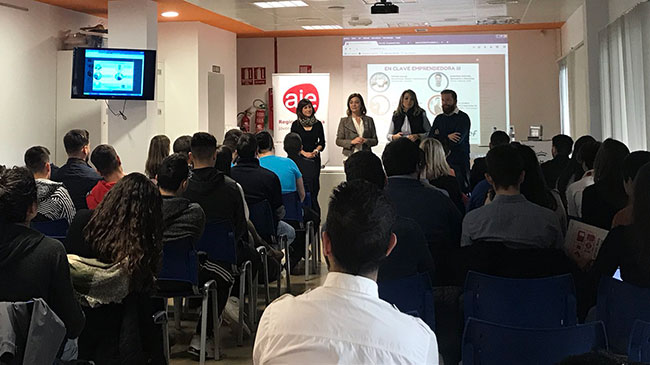 Imagen de la directora del Servicio de Empleo y Formaci&oacute;n, Severa Gonz&aacute;lez,  en la jornada organizada con AJE.