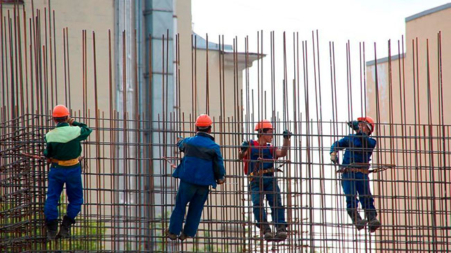 Imagen de cuatro trabajadores de la construcci&oacute;n.