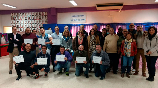 Imagen de los alumnos participantes en los cursos tras recibir sus diplomas.