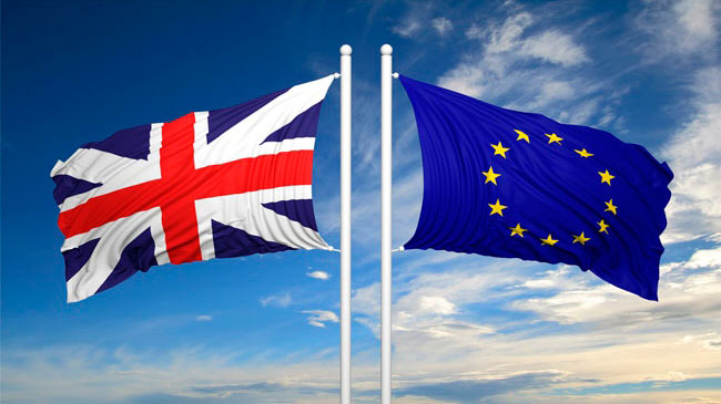 Imagen de las banderas brit&aacute;nica y europea.