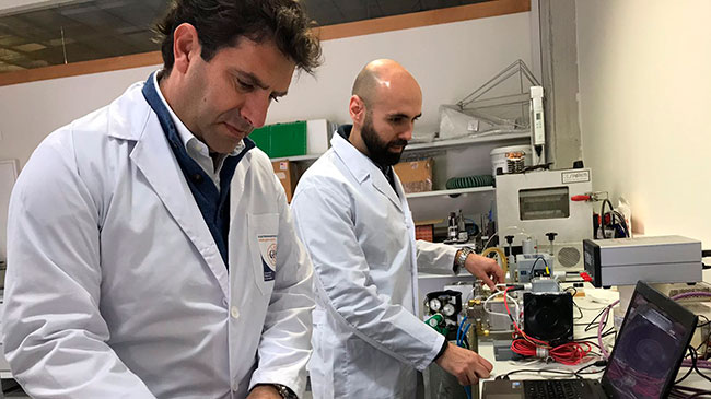 Dos miembros del grupo de investigaci&oacute;n en Electromagnetismo y Materia de la UPCT trabajando en el proyecto.