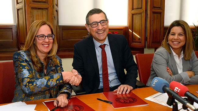 Manuela Mar&iacute;n, presidenta de OMEP y Jos&eacute; Luj&aacute;n, rector de la UMU, estrechan sus manos tras la firma del convenio.