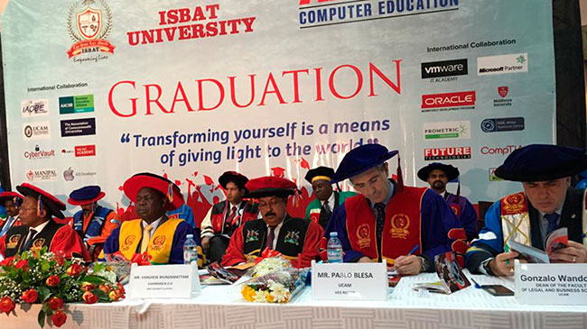 Gonzalo Wandosell, director del t&iacute;tulo, y Pablo Blesa, vicerrector de Relaciones internacionales de la UCAM, junto a representantes acad&eacute;micos de la universidad ISBAT de Kampala.