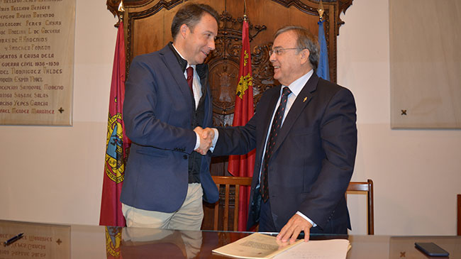 El consejero Patricio Valverde, y el alcalde de Lorca  tras la firma del convenio para la tramitaci&oacute;n r&aacute;pida de ayudas.