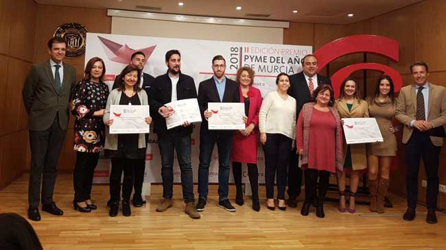Foto de familia de los premiados
