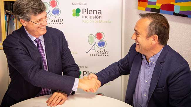 El director de Repsol, Joaqu&iacute;n Garc&iacute;a-Esta&ntilde;, y el director de ASIDO