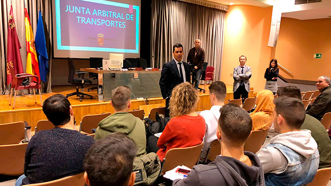 El director general de Transportes, Jos&eacute; Ram&oacute;n D&iacute;ez de Revenga, recibi&oacute; recientemente a los estudiantes del IES La Florida, de Las Torres de Cotillas, que se interesaron por conocer el funcionamiento de la Junta Arbitral de Tra