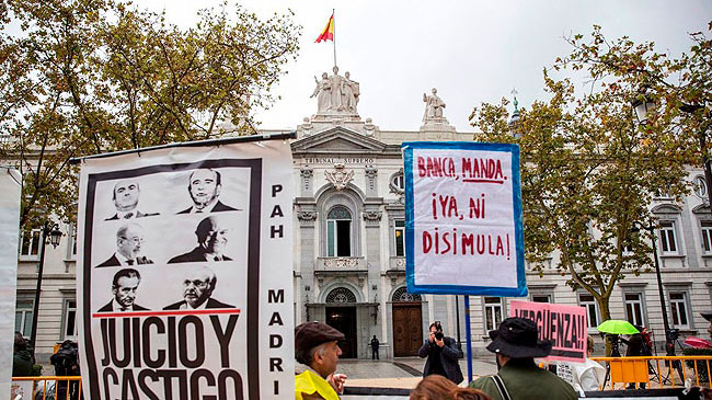 Varias personas se manifiestan ante enl Tribunal Sentencia tras la sentencia de las hipotecas.