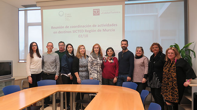 Fotograf&iacute;a de los asistentes a la reuni&oacute;n celebrada en el Instituto de Turismo.