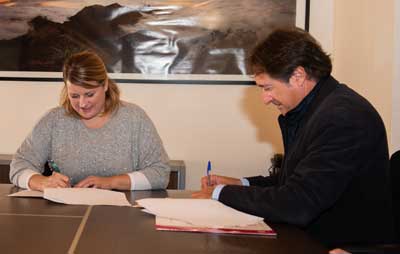 La alcaldesa de Mazarr&oacute;n, Alicia Jim&eacute;nez, y el director general de Urbincasa, Francisco Cervantes