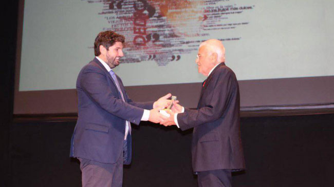 Arcas Campoy recibe del presidente L&oacute;pez Miras el premio Mayor del A&ntilde;o 2018