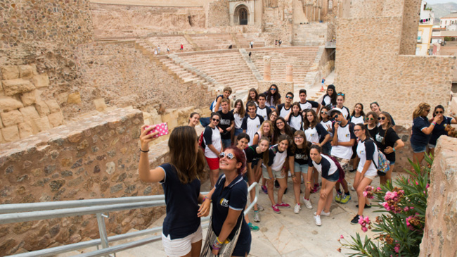 Turistas en el Teatro Romano. Foto: J. Albaladejo / Ayto. Cartagena