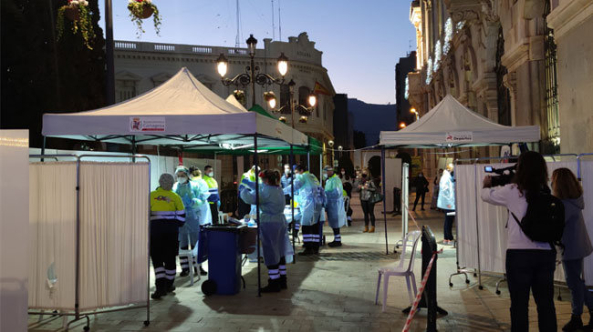 Punto de vacunaci&oacute;n covid en la plaza H&eacute;roes de Cavite en Cartagena
