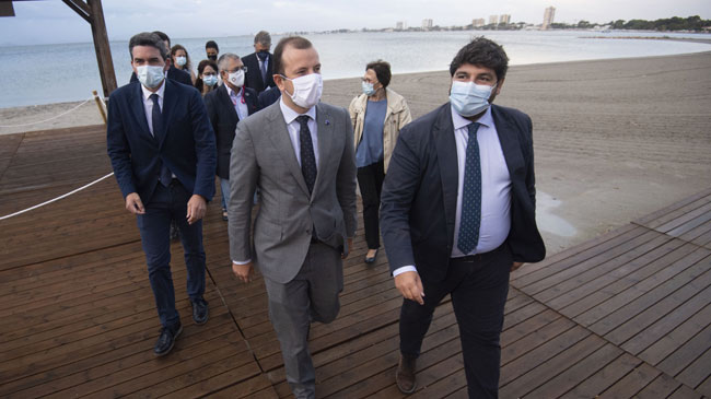 López Miras, a la derecha, con el comisario europeo de Medio Ambiente, Virginijus Sinkevicius, el pasado septiembre López Miras, a la derecha, con el comisario europeo de Medio Ambiente, Virginijus Sinkevicius, el pasado septiembre