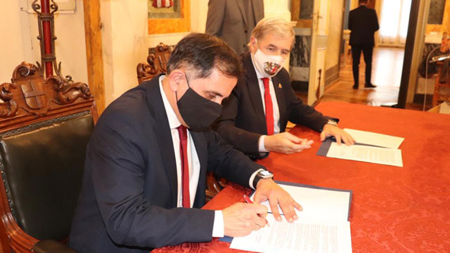 El alcalde de Murcia, Jos&eacute; Antonio Serrano, y el de G&eacute;nova,  Marco Bucci, firman el protocolo