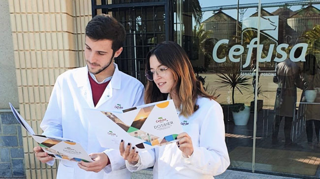 Empleados de Cefusa con el documento de sostenibilidad de la compa&ntilde;&iacute;a