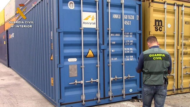 Guardia Civil inspeccionando los contenedores con pl&aacute;sticos