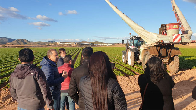Empresarios peruanos visitan una explotaci&oacute;n agraria en la Regi&oacute;n