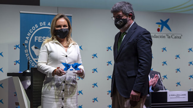 Mar Fuertes recoge el galard&oacute;n de manos de Jos&eacute; Garc&iacute;a-Galbis