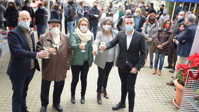 El director general de Bodegas Luz&oacute;n, Francisco J. Mart&iacute;nez; Justo Nieto; la directora de Agr&oacute;nomos, Arantxa Aznar, la rectora, Beatriz Miguel, y el en&oacute;logo Vicente Mic&oacute;